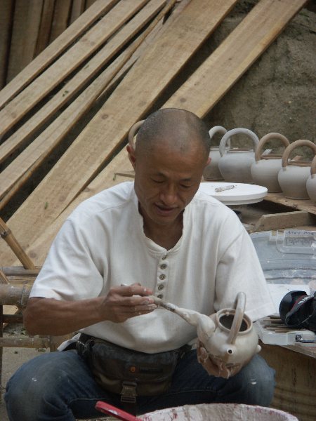 Chinese Artist Shares Ceramic Techniques