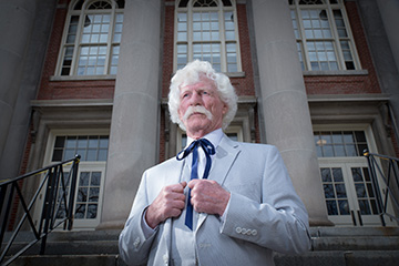 Alumnus Wins Mark Twain Look-alike Contest