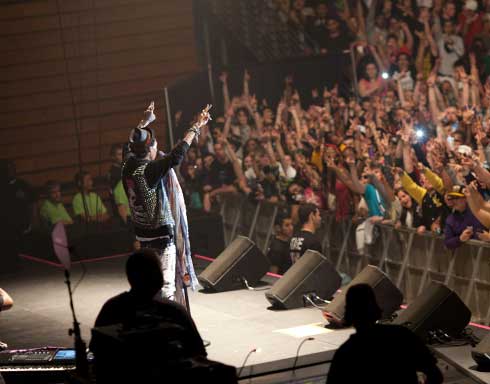 Wiz-Khalifa-with-crowd.jpg