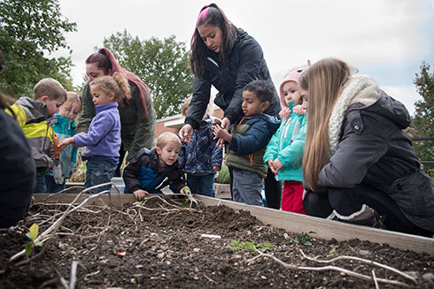 Capture-moment-kid_gardeners.jpg