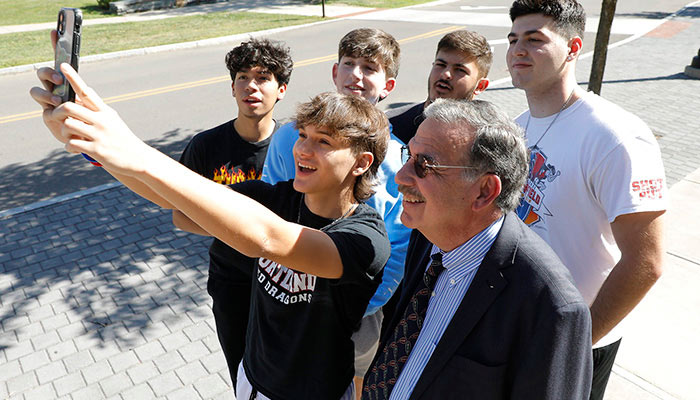 Students taking selfie with President Bitterbaum