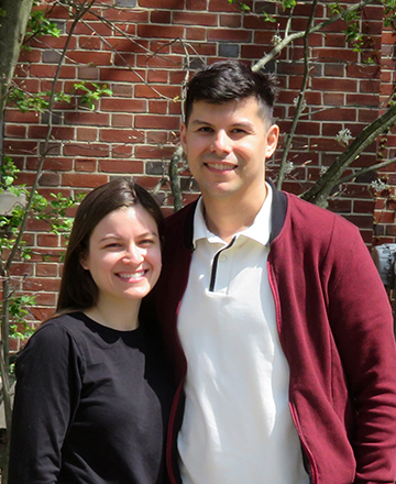Javier Rom&aacute;n M &rsquo;14 (right) with his wife, Adriana L&oacute;pez, during their visit to campus.