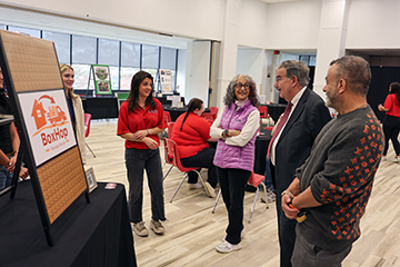 A SUNY Cortland student talks with the Innovation Day judging panel of Diana Lawson ’76, SUNY Cortland President Erik J. Bitterbaum and Adam Weitsman.
